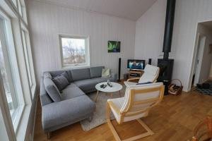 sala de estar con sofá y mesa en Aurora View Cabin, en Lyngseidet