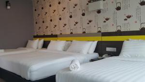En eller flere senge i et værelse på Kampar Boutique Hotel