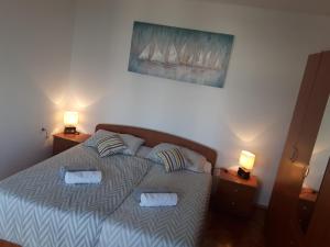 塞尼的住宿－Apartment Little princess Dora，一间卧室,两边都配有一张床和两盏灯