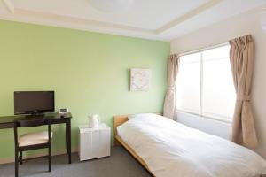 A bed or beds in a room at Shin-Okubo City Hotel