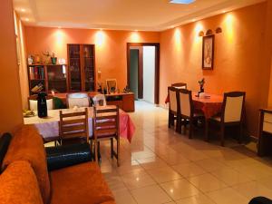 - un salon avec une table et une salle à manger dans l'établissement Pousada Brenda, à Fortaleza
