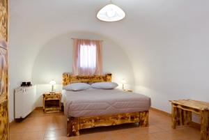 En eller flere senge i et værelse på Villa Aegeon