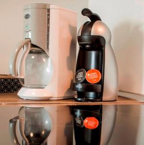 een koffiezetapparaat en een koffiepot op een plank bij Flower Beach Suite 23 in Playa Honda