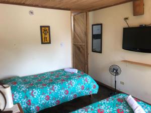 מיטה או מיטות בחדר ב-Posada turística Quenari Wii