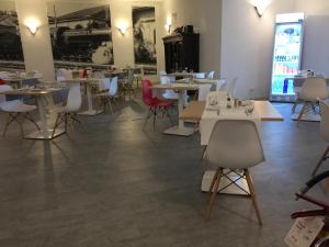 - une salle à manger avec des tables et des chaises dans l'établissement Hotel Internazionale Luino, à Luino