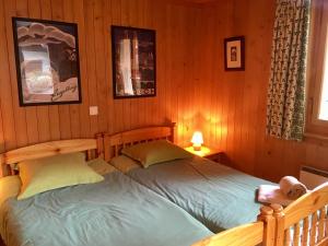 ヴェルビエにあるChoccards Rezの木製の部屋にベッド2台が備わるベッドルーム1室