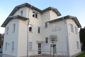 ein großes weißes Gebäude mit den Worten "Wandnutzung" in der Unterkunft Villa Ilse in Heringsdorf