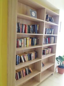 półka pełna książek w pokoju w obiekcie Nikos & Anna Rooms w mieście Rodakino