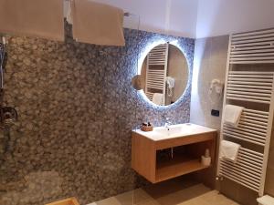 Bilik mandi di Hotel Garni My Ledro
