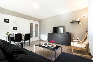 a living room with a couch and a table at Roger Balcon Mediterraneo Tarragona in Tarragona