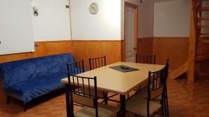Cabañas Rayen في Río Bueno: غرفة معيشة مع طاولة وأريكة زرقاء