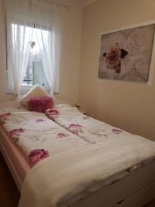 a bed with pink flowers on it in a bedroom at Kraljev Park (King's Park) in Novi Sad
