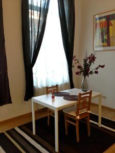1 mesa y 2 sillas en una habitación con ventana en Les Gîtes Du Pays De Charleroi en Charleroi