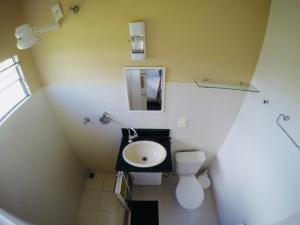 uma pequena casa de banho com lavatório e WC em Caminho do Mar em Maraú