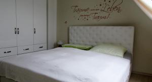 ケーテンにあるKoethen Kugelbrunnenのベッドルーム(白いヘッドボード付きの白いベッド1台付)
