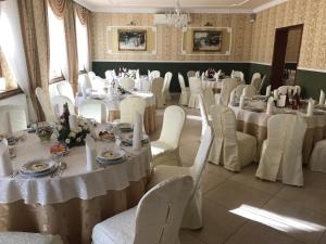 a room full of tables and chairs with white table cloth at Hotel Restauracja Willa Radwan in Aleksandrów Kujawski