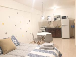salon z kanapą i kuchnią w obiekcie Apartamento El Cobijo w Córdobie
