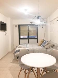 salon z białym stołem i kanapą w obiekcie Apartamento El Cobijo w Córdobie