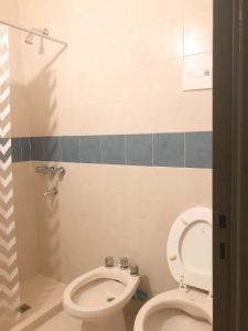 łazienka z toaletą i umywalką w obiekcie Apartamento El Cobijo w Córdobie