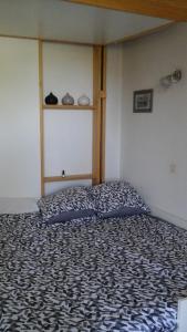 een slaapkamer met een bed met een zwart-wit kussen bij Villa Thermae in Gréoux-les-Bains