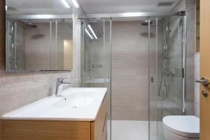 une salle de bain avec lavabo et douche dans l'établissement ApartUP Mestalla Home, à Valence 19 autres photos