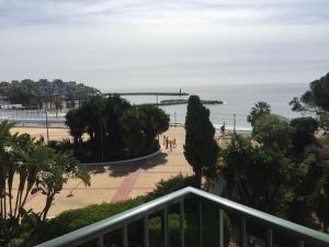widok na plażę z balkonu ośrodka wypoczynkowego w obiekcie Impresionante Loft En Puerto Banus A Pie De Playa w Marbelli