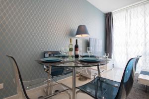 Galeriebild der Unterkunft SweetHome26 Luxury Apt close to the Beach & Free Parking in Tel Aviv