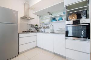 Galeriebild der Unterkunft SweetHome26 Luxury Apt close to the Beach & Free Parking in Tel Aviv