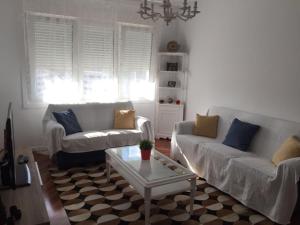 ア・コルーニャにあるPiso Playa y Centro A Coruña 6 Personasのリビングルーム(白いソファ2台、テーブル付)