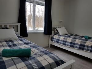 Ένα ή περισσότερα κρεβάτια σε δωμάτιο στο Den Sovande Älgen