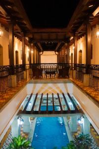 een zwembad in het midden van een gebouw bij Hotel & Restaurante La Gran Francia in Granada