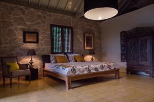 מיטה או מיטות בחדר ב-Villa Sunset Jogjakarta