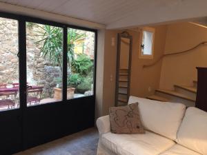 sala de estar con sofá y puerta corredera de cristal en Coeur du Suquet, en Cannes