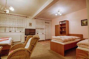 1 dormitorio con 2 camas, mesa y sillas en Pod Svatým kopečkem, en Mikulov