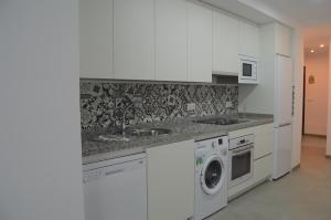 ネルハにあるAPARTAMENTO AVENIDA 2の白いキッチン(シンク、洗濯機付)