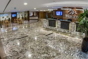 um átrio de um hotel marriott com piso em mármore em Marante Executive Hotel em Recife