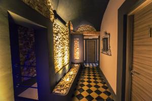 um corredor com um piso xadrez numa casa em Hotel Pino em Lerici