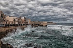 vista sull'oceano con onde in acqua di B&B Via Cavour 32 a Siracusa
