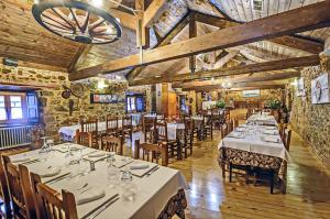 um restaurante com mesas e cadeiras num quarto em Hotel Rural El Verdenal em Noceda del Bierzo