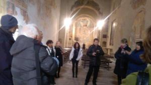 um grupo de pessoas em pé em uma igreja em Agriturismo Casa Mattei em Arrone