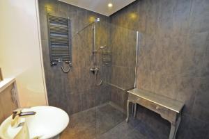 La salle de bains est pourvue d'une douche, de toilettes et d'un lavabo. dans l'établissement Africana Apartment by Grand Apartments, à Sopot