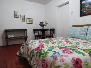 um quarto com uma cama e uma mesa com cadeiras em Finca Recreacional Marcelandia em Santa Rosa de Cabal