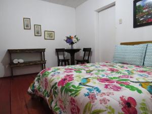 a bedroom with a bed and a table with chairs at Finca Recreacional Marcelandia in Santa Rosa de Cabal