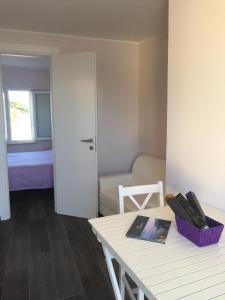 una habitación con una mesa con un libro. en Il gabbiano, attico con terrazzo vista mare, en Peschici