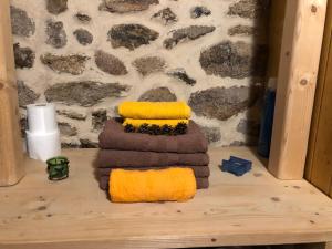 una pila de toallas sobre una mesa de madera en Apartamentos Rurales A Torre, en Santa María 37 fotos más