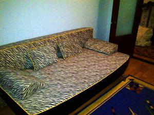 カームヤネツィ・ポジーリシクィイにあるStone City on Sobornayaのシマウマのプリントが施された部屋のベッド1台