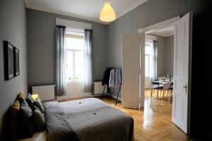 Posteľ alebo postele v izbe v ubytovaní Budapest Danube Panorama Apartment