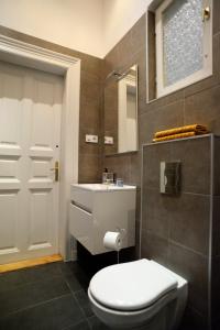 Kúpeľňa v ubytovaní Budapest Danube Panorama Apartment