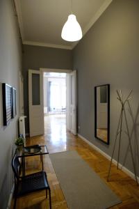 Televízia a/alebo spoločenská miestnosť v ubytovaní Budapest Danube Panorama Apartment