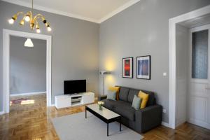 Televízia a/alebo spoločenská miestnosť v ubytovaní Budapest Danube Panorama Apartment
